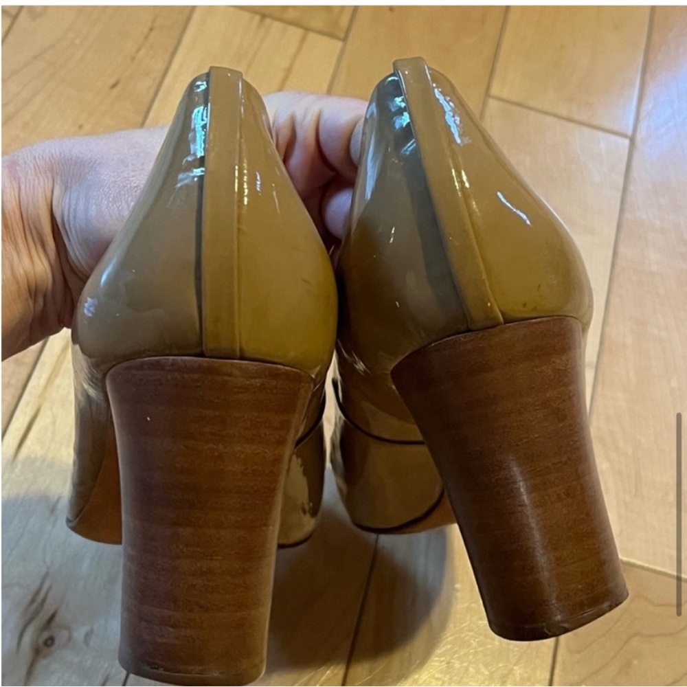 Tory Burch Cap Toe Tan and Black Color block pump heels with metal logo size ten - Picture 8 of 12